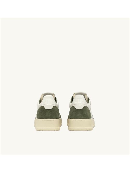 Sneaker medialist, in pelle bianca ed inserti in camoscio verde AUTRY | AULM-GS40/WHITE-MIL